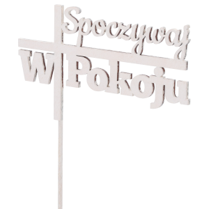 Zbliżenie na detal drewnianego napisu Spoczywaj w pokoju, ukazujące estetyczne wykonanie oraz białą powierzchnię dekoracji.