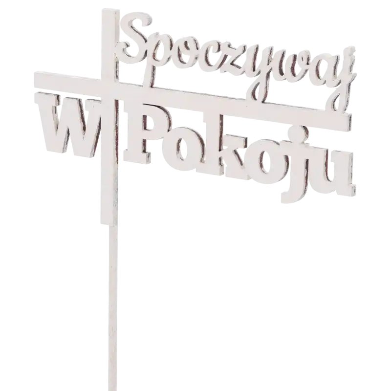 Zbliżenie na detal drewnianego napisu Spoczywaj w pokoju, ukazujące estetyczne wykonanie oraz białą powierzchnię dekoracji.