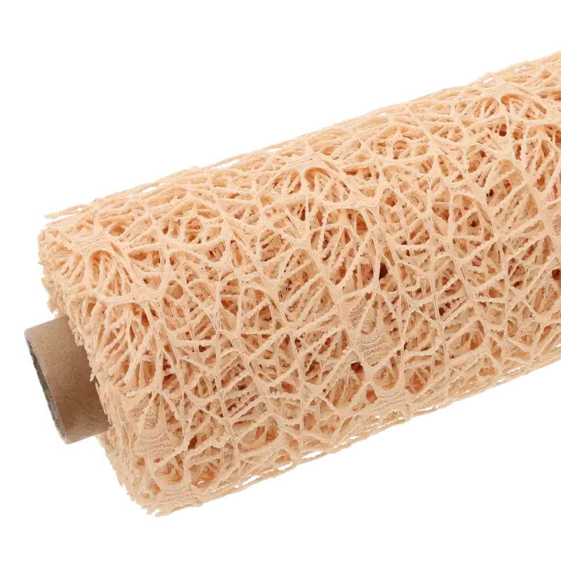 Widok z boku na zwoje beżowej siatki koronkowej na rolce, prezentujący gęstość i jakość materiału.