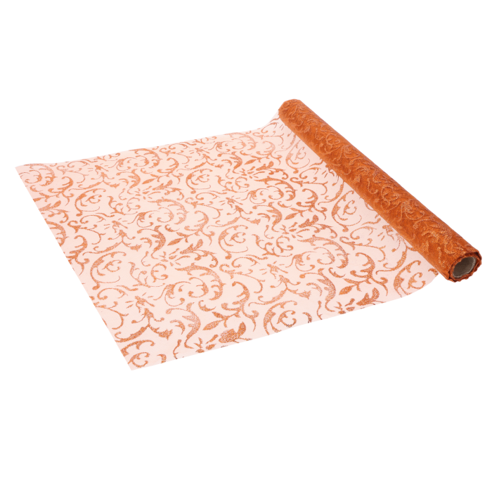 Rolka organzy o szerokości 35 cm w kolorze pomarańczowym z ozdobnym, ażurowym wzorem na całej powierzchni materiału.