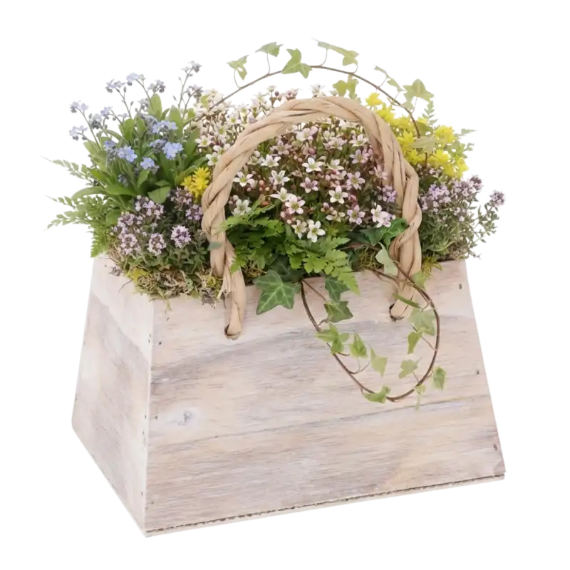 Drewniana skrzynka z plecionymi uchwytami 16x16 cm wypełniona wielobarwną kompozycją kwiatową w stylu rustykalnym i boho.
