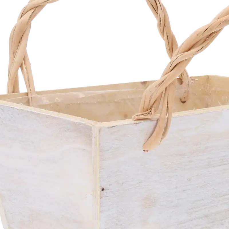 Zbliżenie na mocowanie naturalnej plecionki do białej, drewnianej skrzynki w stylu rustykalnym.