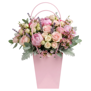 Różowa torebka kwiatowa 36 cm wypełniona bukietem róż i peonii. Elegancka oprawa florystyczna z praktyczną rączką.
