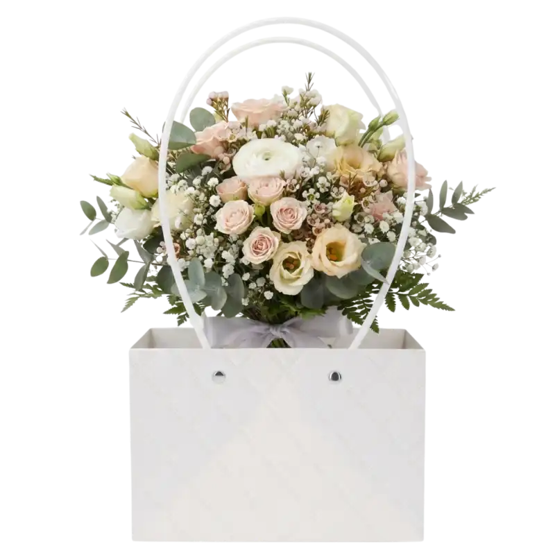 Biała torebka kwiatowa o wysokości 35 cm z kompozycją florystyczną z jasnych róż i zielonych dodatków, prezentująca estetyczne zastosowanie opakowania.