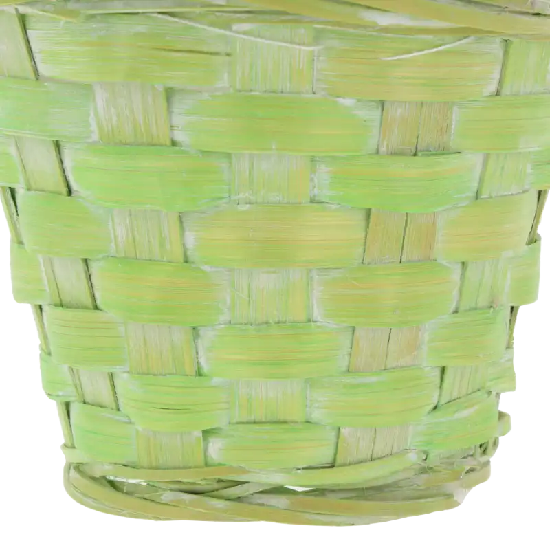 Makro zdjęcie splotu zielonej osłonki bambusowej, uwydatniające naturalną strukturę i odcień użytego materiału dekoracyjnego.