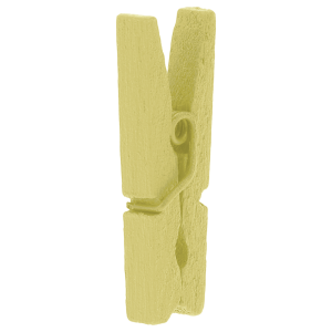 Półprofilowe ujęcie drewnianej mini klamerki w jasnym kolorze o długości 3 cm, prezentujące strukturę materiału i sprężynę.