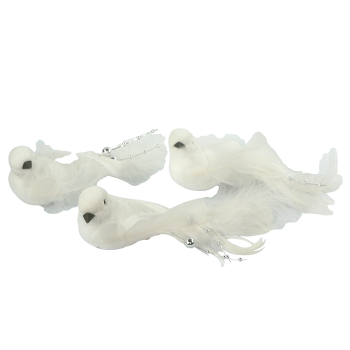 Zestaw trzech białych ptaszków dekoracyjnych o wymiarach 5x4 cm, ozdobionych piórami oraz srebrnymi perełkami, wyposażonych w praktyczny klips.