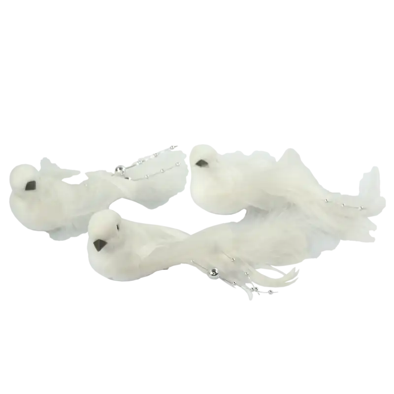 Zestaw trzech białych ptaszków dekoracyjnych o wymiarach 5x4 cm, ozdobionych piórami oraz srebrnymi perełkami, wyposażonych w praktyczny klips.