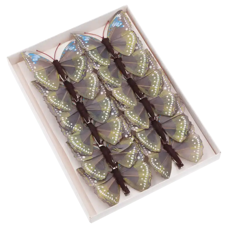 Zestaw 12 sztuk pastelowych motyli na klipsie o rozmiarze 8 cm, ułożonych wewnątrz białego opakowania prezentacyjnego.
