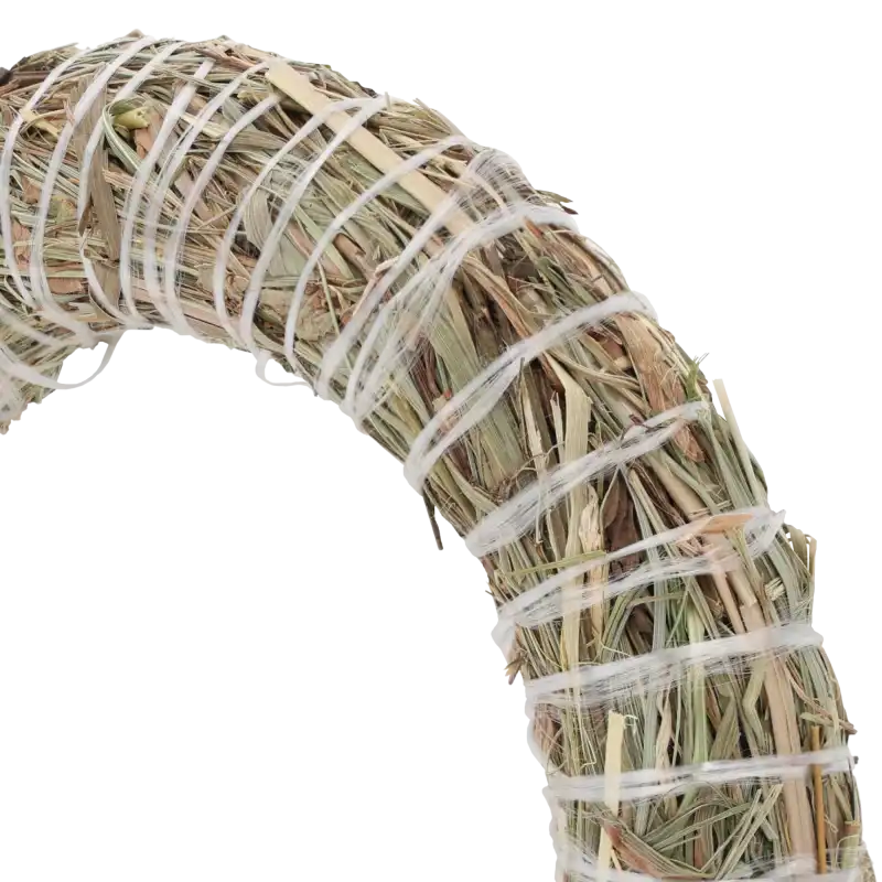 Zbliżenie na fragment wianka słomianego o średnicy 15 cm. Widoczny detal naturalnego materiału oraz sposób mocowania za pomocą cienkiej nici.