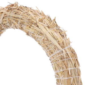 Zbliżenie na fragment wianka podkładu ze słomy, ukazujące strukturę naturalnego materiału i sposób owinięcia go białą nitką.