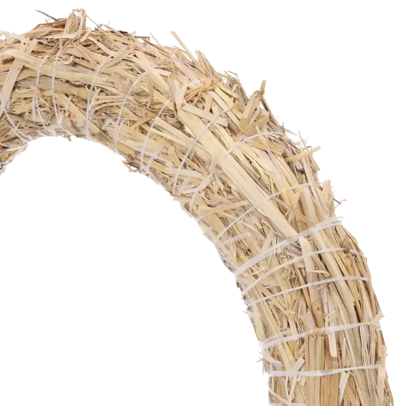 Zbliżenie na fragment wianka podkładu ze słomy, ukazujące strukturę naturalnego materiału i sposób owinięcia go białą nitką.