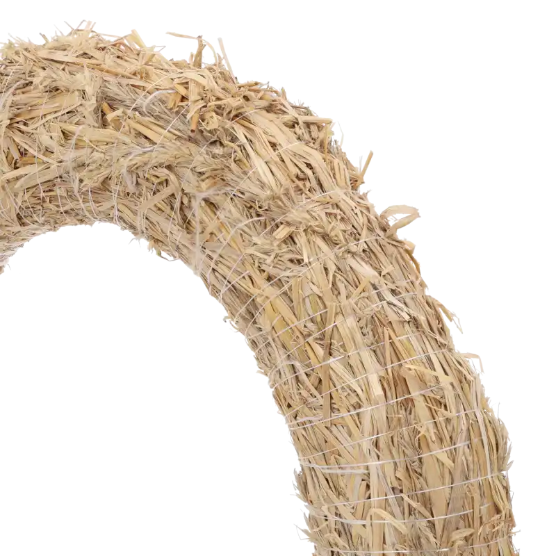 Zbliżenie na fragment słomianego podkładu, uwydatniające naturalną strukturę słomy i sposób mocowania drutem florystycznym.