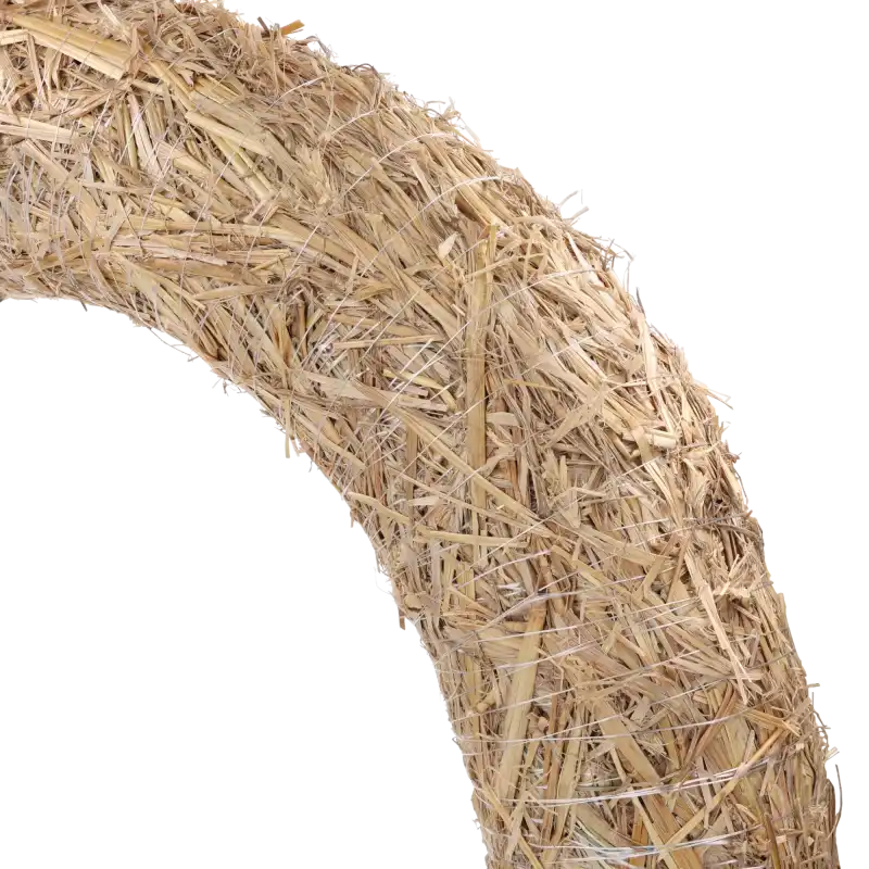 Zbliżenie na strukturę wianka podkładowego wykonanego z naturalnej słomy owiniętej cienkim, dyskretnym drutem florystycznym.