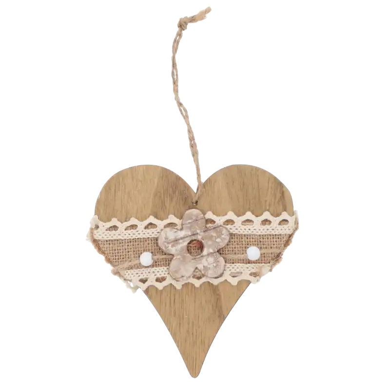 Drewniana zawieszka w kształcie serca o wymiarach 12x12 cm. Dekoracja z naturalnego drewna posiada materiałową aplikację, kwiat z kory oraz białe koraliki na sznurku.