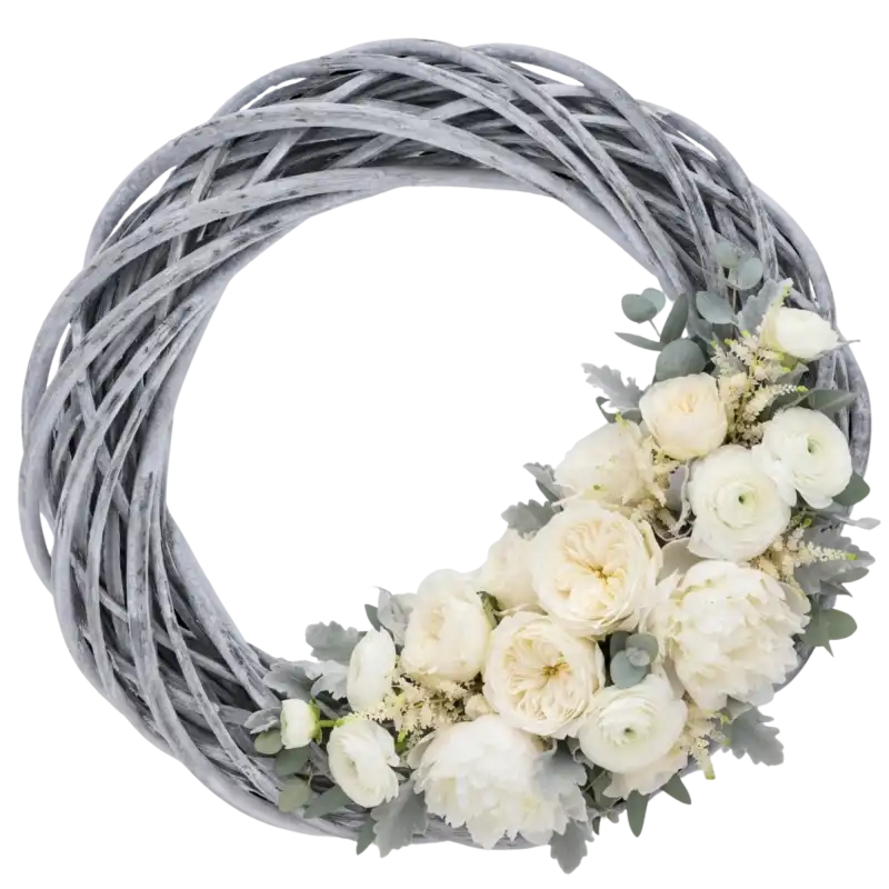 Elegancki wianek wiklinowy 30 cm udekorowany jasnymi różami, piwoniami i drobnymi zielonymi akcentami roślinnymi.