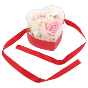 Zbliżenie na wypełniony flower box w kształcie serca, eksponujący estetyczne wykończenie i detale kwiatowe.