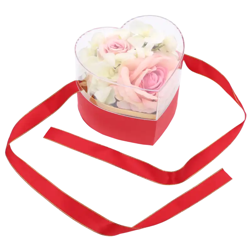 Zbliżenie na wypełniony flower box w kształcie serca, eksponujący estetyczne wykończenie i detale kwiatowe.