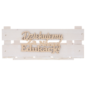 Pusta biała drewniana skrzynka 32 cm z wyeksponowanym napisem na przedniej ściance, widok na wprost.