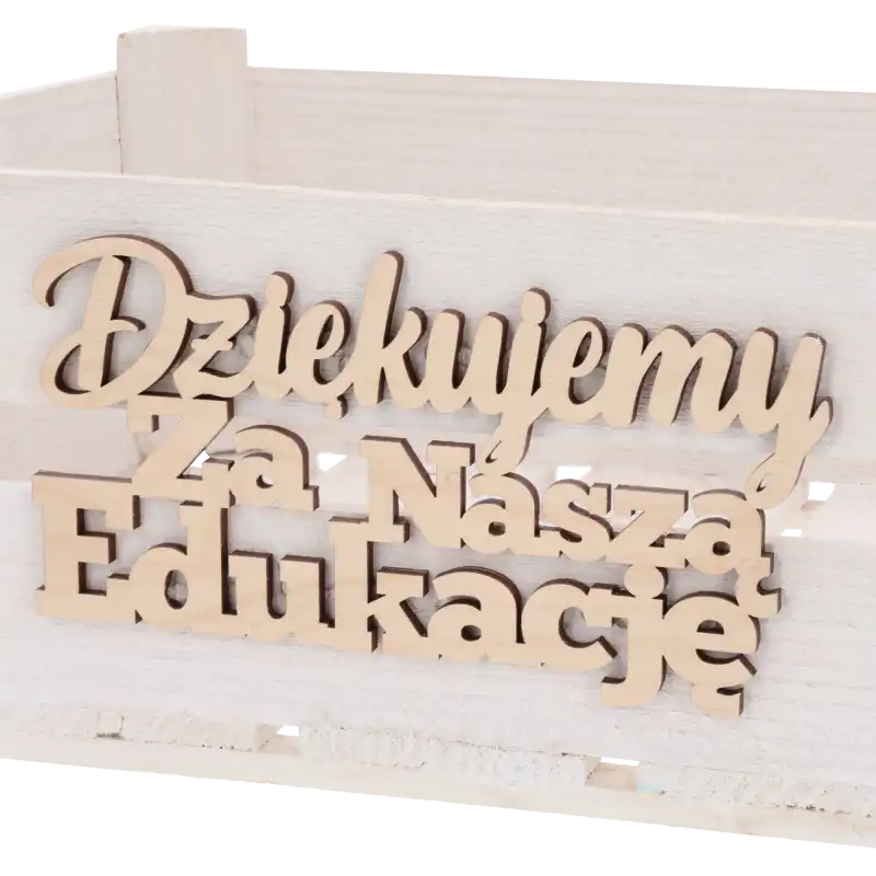 Zbliżenie na precyzyjnie wykonany drewniany napis Dziękujemy za naszą edukację umieszczony na białej skrzynce.