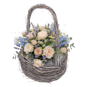 Kosz z patyków 25x25 cm wypełniony bukietem żywych kwiatów w odcieniach różu, błękitu i bieli jako inspiracja.