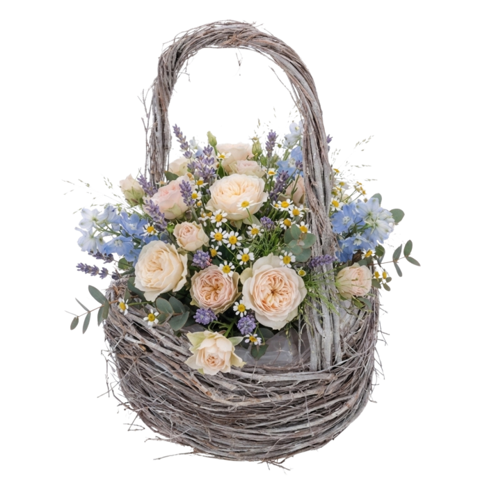 Kosz z patyków 25x25 cm wypełniony bukietem żywych kwiatów w odcieniach różu, błękitu i bieli jako inspiracja.