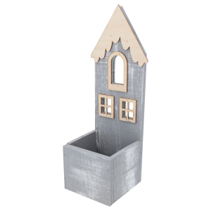 Statuetka domku stojąca na parapecie przy oknie w nocy, podświetlona ciepłym światłem lampek wewnątrz skrzynki.