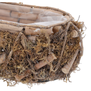 Zbliżenie na fakturę mchu i drewna owalnej osłonki. Widoczne łączenia gałązek i folia ochronna wewnątrz produktu.
