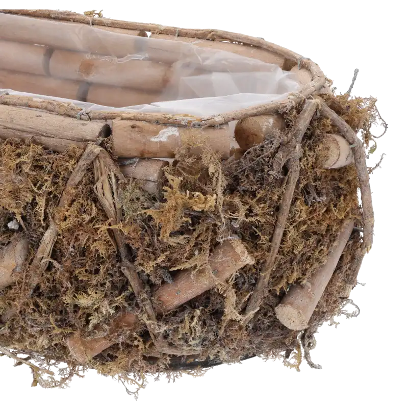 Zbliżenie na fakturę mchu i drewna owalnej osłonki. Widoczne łączenia gałązek i folia ochronna wewnątrz produktu.