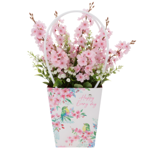 Torebka kwiatowa Happy Every Day z umieszczoną wewnątrz kompozycją różowych sztucznych kwiatów, prezentująca sposób wykorzystania opakowania.