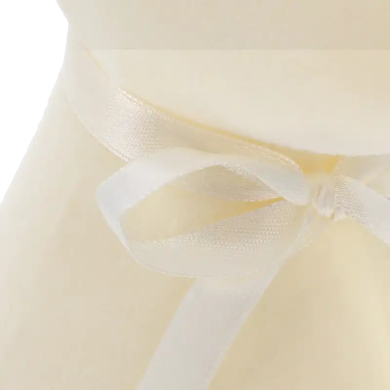 Zestaw czterech flokowanych zająców w kolorze kremowym o różnych wielkościach ustawionych obok siebie.
