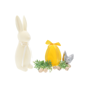 Zając kremowy 30 cm w otoczeniu wielkanocnych pisanek, kwiatów i ceramicznej figurki kurki.