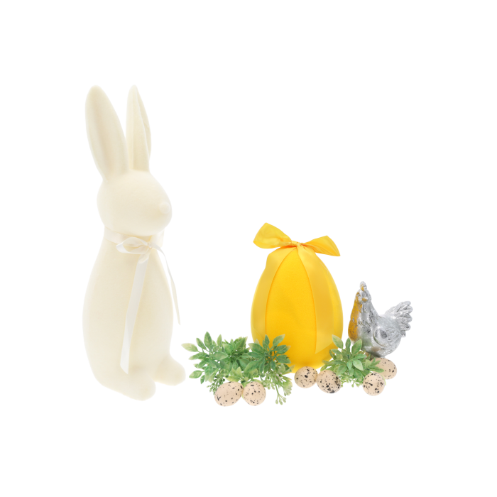 Zając kremowy 30 cm w otoczeniu wielkanocnych pisanek, kwiatów i ceramicznej figurki kurki.