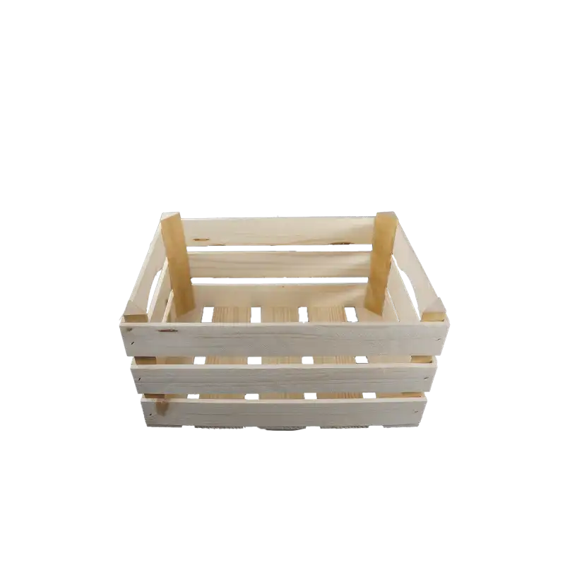 Widok na wnętrze drewnianej skrzynki 18x25x35 cm. Zdjęcie prezentuje strukturę dna oraz pionowe wzmocnienia narożników, wskazując na praktyczny sposób wykorzystania do przechowywania.