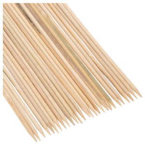 Zbliżenie na końcówki szpilek bambusowych o długości 40 cm. Naturalna struktura materiału ułatwiająca wbijanie w podłoże.