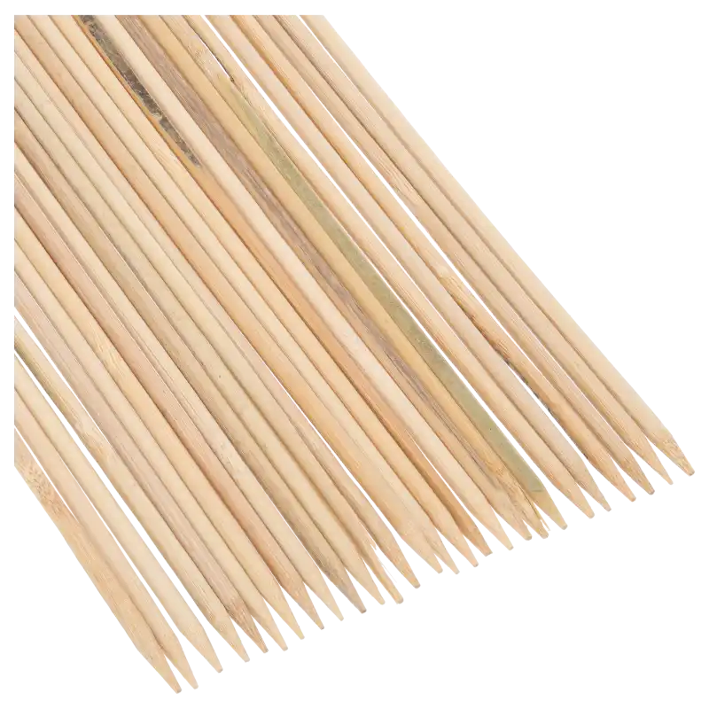 Zbliżenie na końcówki szpilek bambusowych o długości 40 cm. Naturalna struktura materiału ułatwiająca wbijanie w podłoże.