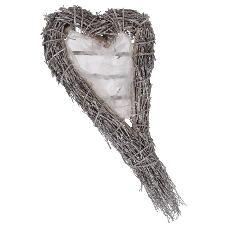 Osłonka serce z patyków 50x25 cm wykonana z naturalnego drewna. Dekoracyjna forma w kształcie serca z folią ochronną do roślin.