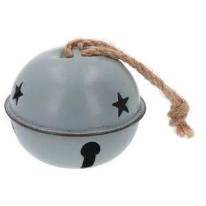 Metalowa zawieszka dzwonek w kolorze szarym o średnicy 8 cm. Ozdoba posiada ażurowe wycięcia w kształcie gwiazdek oraz naturalny sznurek jutowy.