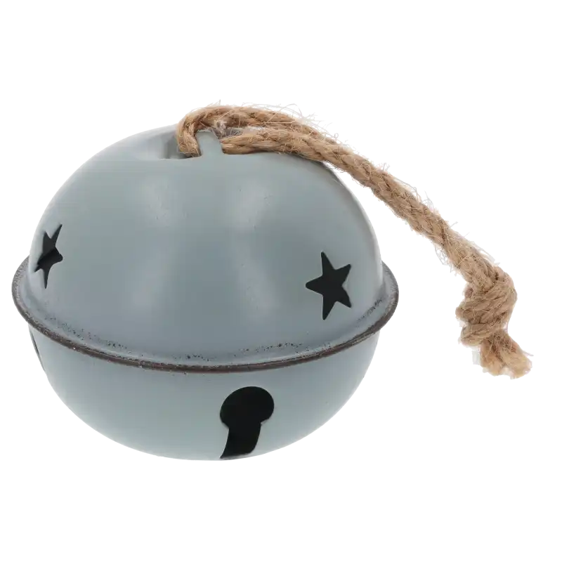 Metalowa zawieszka dzwonek w kolorze szarym o średnicy 8 cm. Ozdoba posiada ażurowe wycięcia w kształcie gwiazdek oraz naturalny sznurek jutowy.