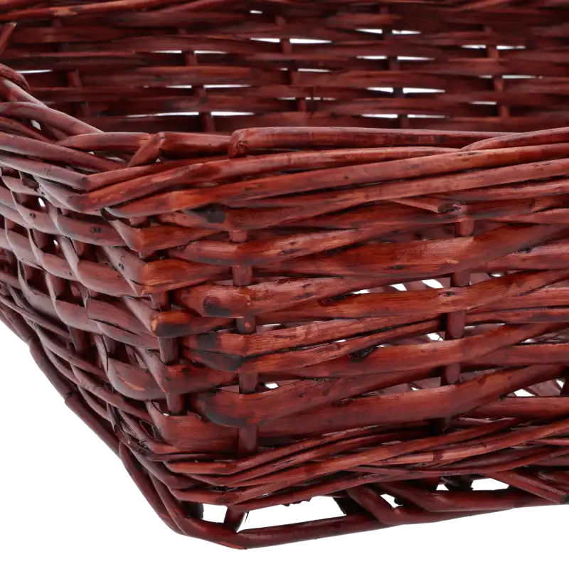 Zbliżenie na detal splotu wiklinowej tacki. Widoczna tekstura naturalnego materiału oraz sposób łączenia elementów, podkreślający tradycyjny charakter wykonania.