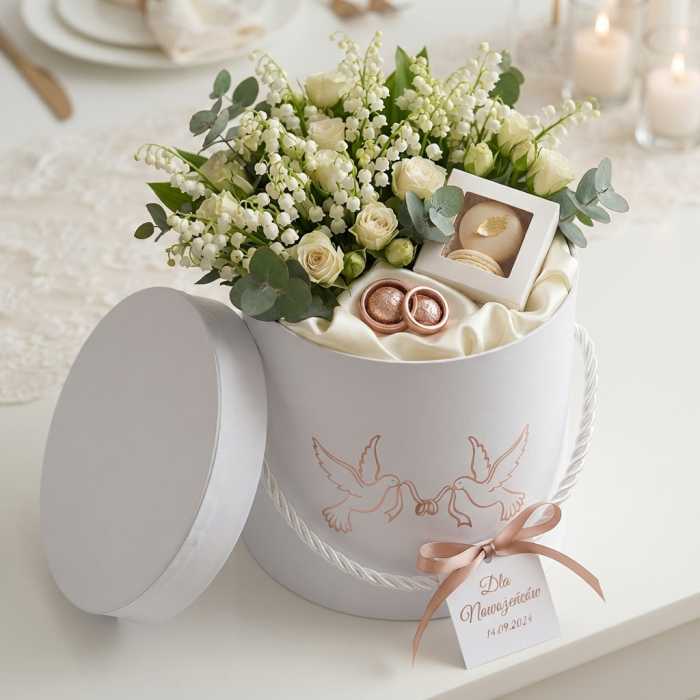 Ślubny flower box biały złoty nadruk, elegancki prezent dla nowożeńców, opakowanie na prezent ślubny kwiaty, Sinsay, Action, pudełko prezentowe na ślub, opakowanie na prezent ślubny, pudełko z nadrukiem w gołębie i obrączki