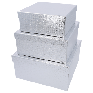 Zestaw trzech srebrnych, kwadratowych flower boxów z pokrywkami ułożonych w pionowej wieży. Pudełka mają efektowną fakturę i elegancki połysk, idealne jako opakowania na prezenty.