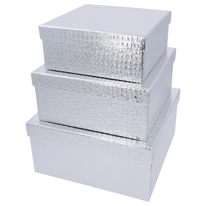 Zestaw trzech srebrnych, kwadratowych flower boxów z pokrywkami ułożonych w pionowej wieży. Pudełka mają efektowną fakturę i elegancki połysk, idealne jako opakowania na prezenty.
