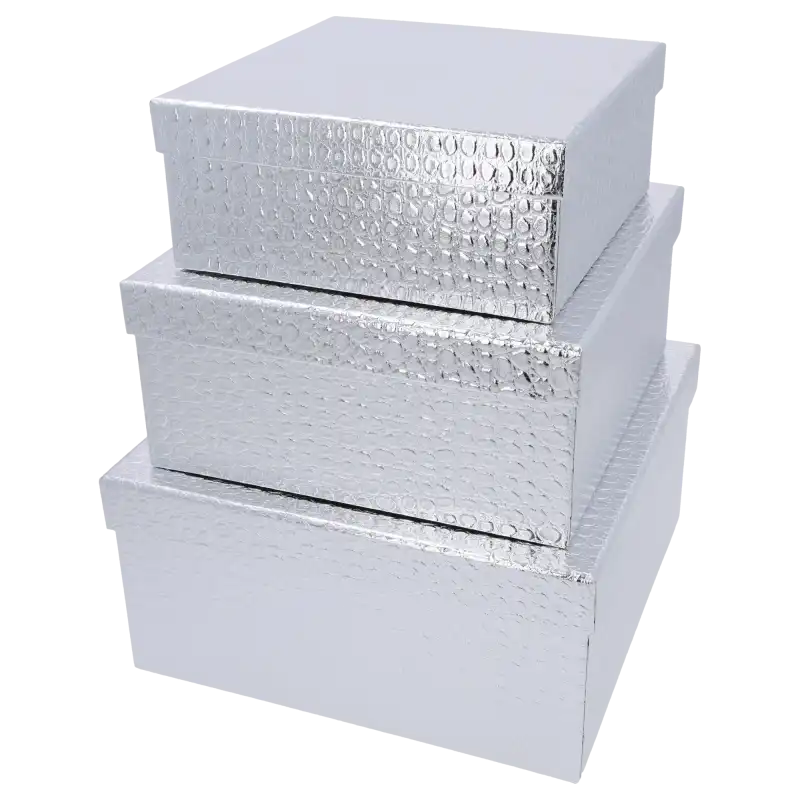 Zestaw trzech srebrnych, kwadratowych flower boxów z pokrywkami ułożonych w pionowej wieży. Pudełka mają efektowną fakturę i elegancki połysk, idealne jako opakowania na prezenty.