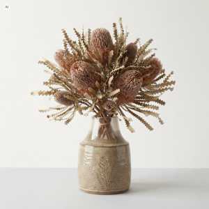 Bukiet z suszu kwiatowego w ceramicznym wazonie. Kompozycja zawiera kilka gałązek Banksia Speciosa, tworząc naturalną dekorację w stylu rustykalnym.