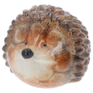 Portretowe ujęcie figurki jeża z wyraźnym zaakcentowaniem oczu i nosa oraz bogatej struktury ceramicznej ozdoby.