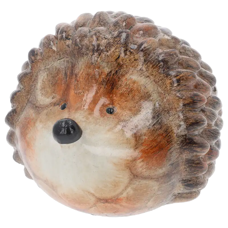 Portretowe ujęcie figurki jeża z wyraźnym zaakcentowaniem oczu i nosa oraz bogatej struktury ceramicznej ozdoby.