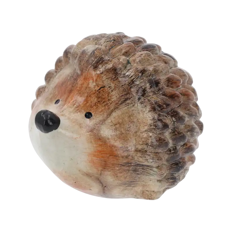 Figurka jesienna jeż z ceramiki w odcieniach brązu i beżu o wysokości 11 cm. Realistyczna dekoracja do domu z wyraźną fakturą kolców.