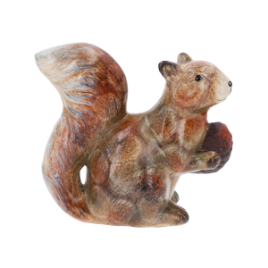 Ceramiczna figurka wiewiórki trzymającej szyszkę o wysokości 17 cm. Dekoracja z efektem postarzenia na białym tle.