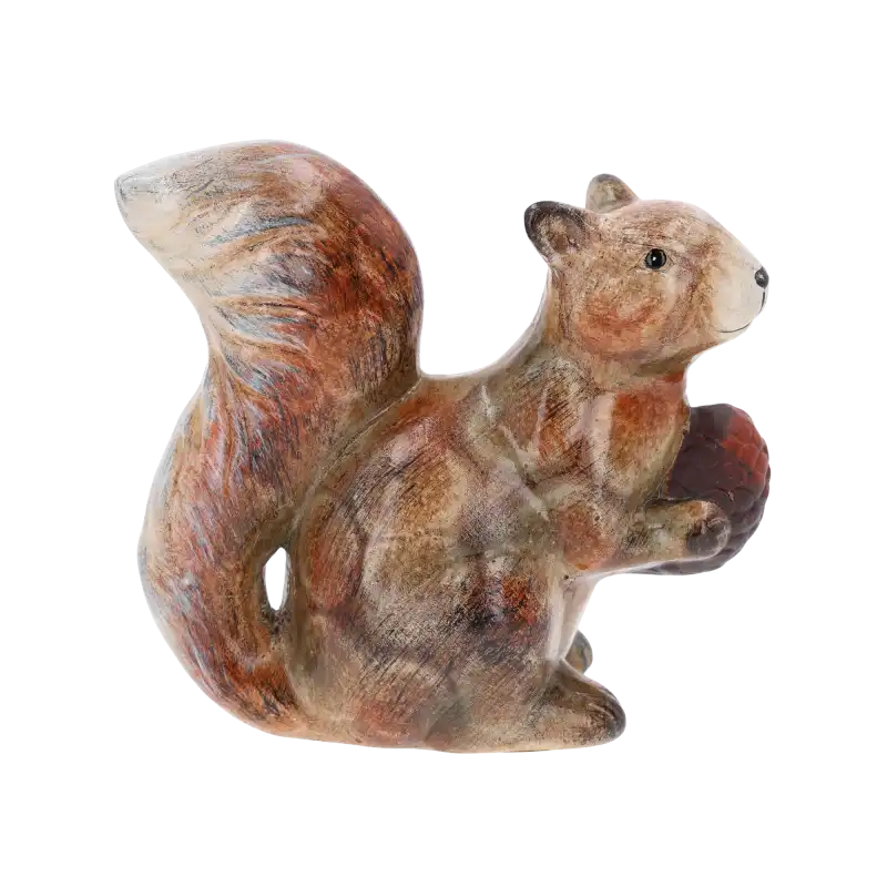 Ceramiczna figurka wiewiórki trzymającej szyszkę o wysokości 17 cm. Dekoracja z efektem postarzenia na białym tle.